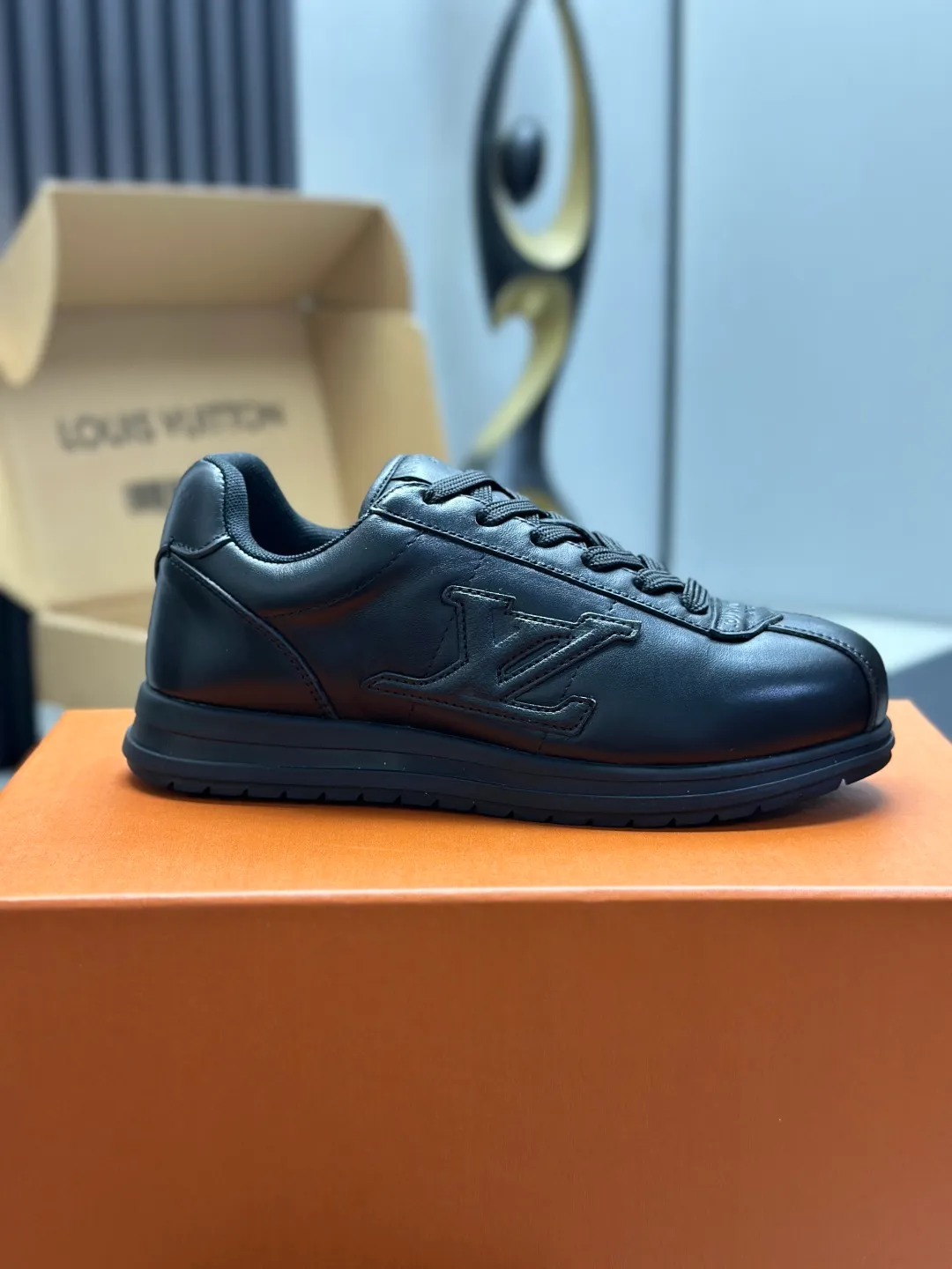 👟👟Ex-factory price 680👟👟 Full set of packaging with airplane box💰Top version LV-Louis Vuitton-classic catwalk new style 1:1 development replica of the original version! ! The upper foot is very comfortable. It is made of luxurious materials and fine workmanship. The midsole is printed with English letters "Made in Europe". The upper is made of calfskin imported from Italy. The side is decorated with the brand's LOGO and signature. The latest latex foot pads and mesh lining make the foot feel super comfortable. The original two-color TPU combination outsole is specially provided by the original factory. Bag technology Goodyear stitched edges Fabric: Exclusive customized first-layer cowhide Accessories: Exclusive private model Vuitton logo, lining: Customized silk mesh lining - first-layer silk cowhide lining Outsole: TPU combination outsole wear-resistant, non-slip and anti-yellowing Foot pads: new latex pads-mesh sweat-absorbent Counter technology: fully computerized sewing machine wire drawing Toe box back cover Hot and cold shaping Full set of pull-top lasts with medium and low logo patterns Special counter packaging - shoelaces, certificate, card, instructions, certificate of quality, dust bag, the most complete packaging on the entire network, women's 35-40 men's 38-46 (38/46 customized, non-refundable! GD9916